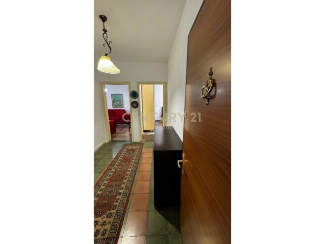 Shitet Apartament 1+1 Rruga Kavajes