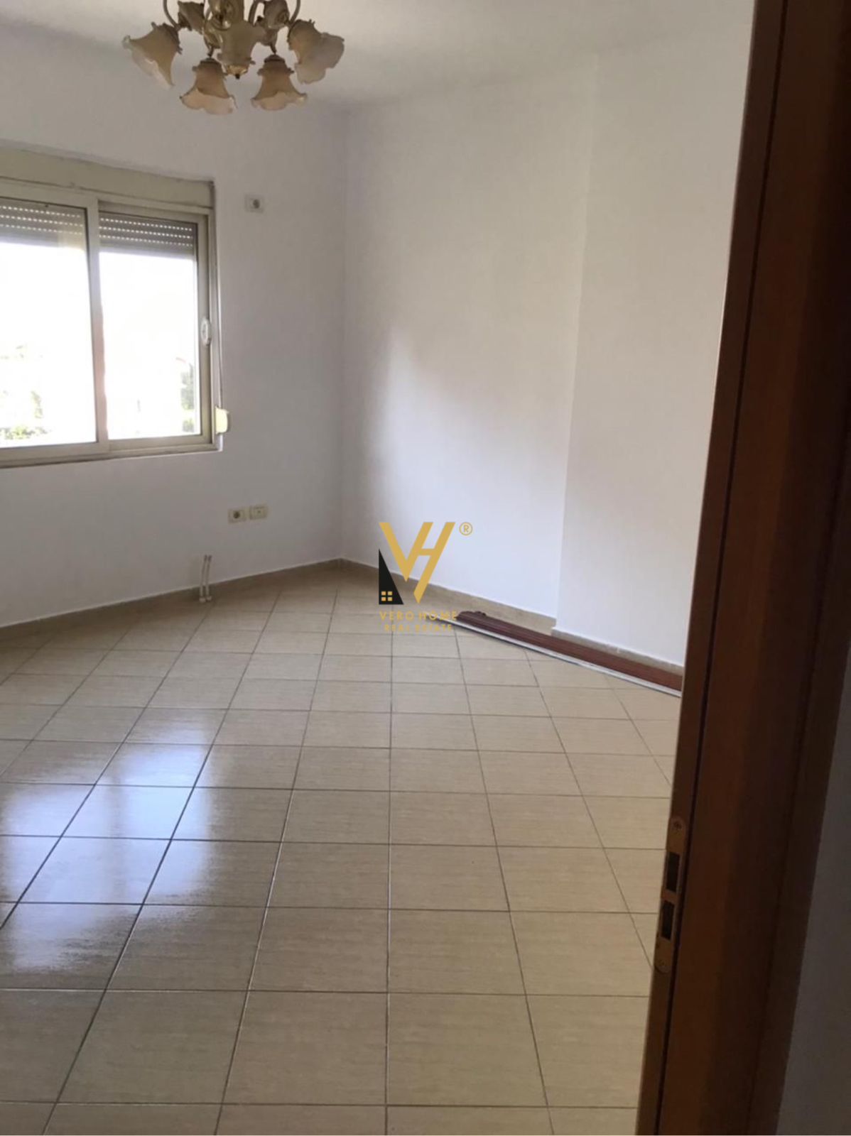 ZYRE 90 M2 ME QERA TE QENDRA KRISTAL 650 EURO