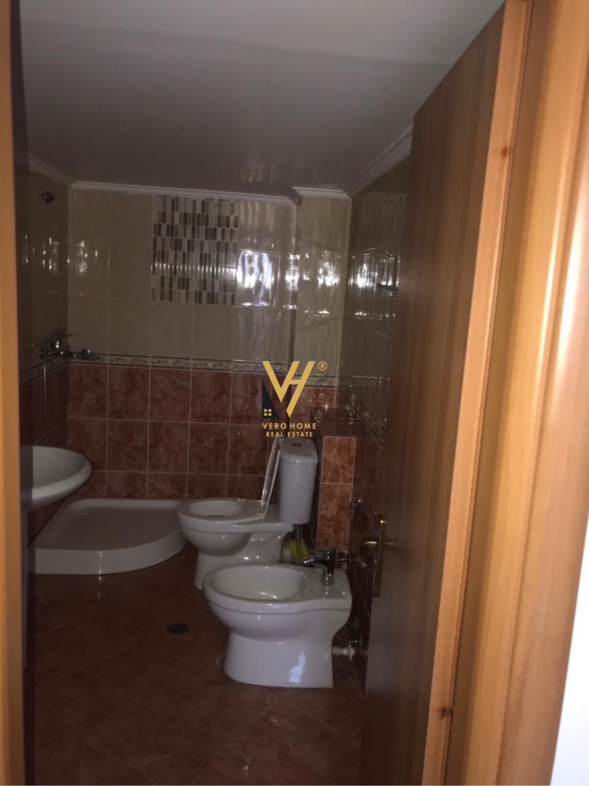 ZYRE 90 M2 ME QERA TE QENDRA KRISTAL 650 EURO