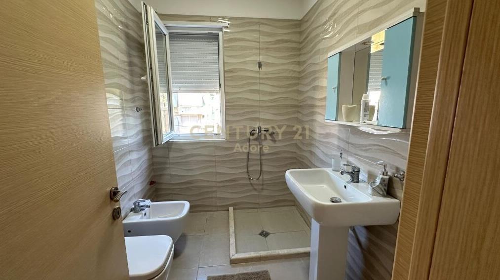 Qira Apartament 2+1+1 Rruga Ferit Xhajko Tiranë €600