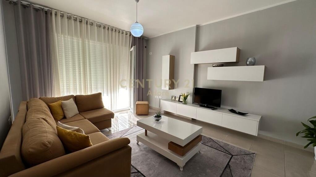 Qira Apartament 2+1+1 Rruga Ferit Xhajko Tiranë €600