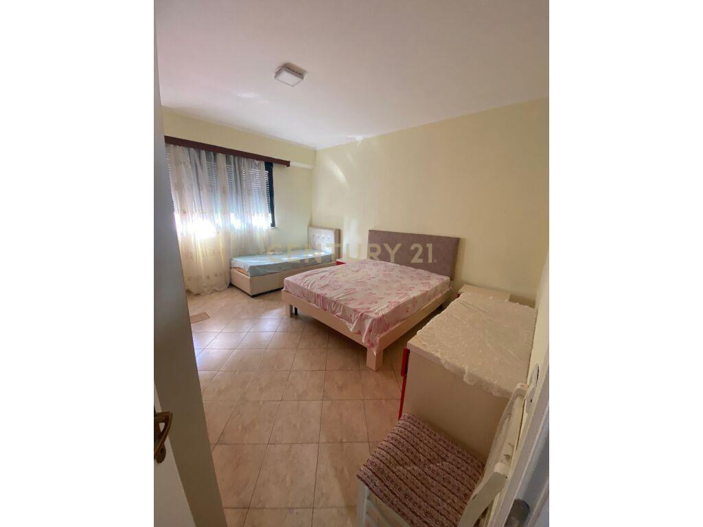 JEPET APARTAMENT ME QIRA TEK STACIONI I PARE NE PLAZH!