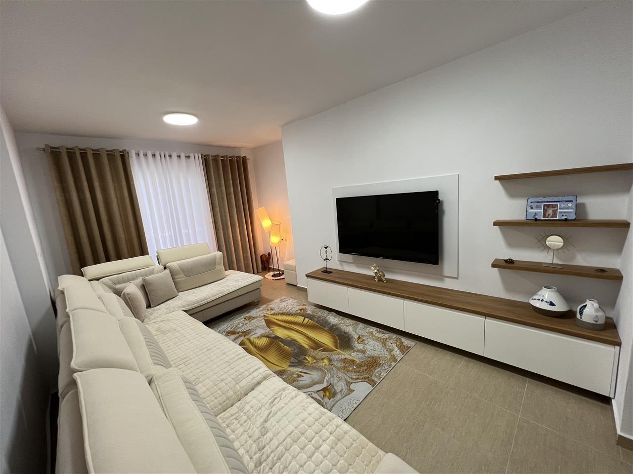 Shitet-> Apartament 3+1+2ne qender Sarande