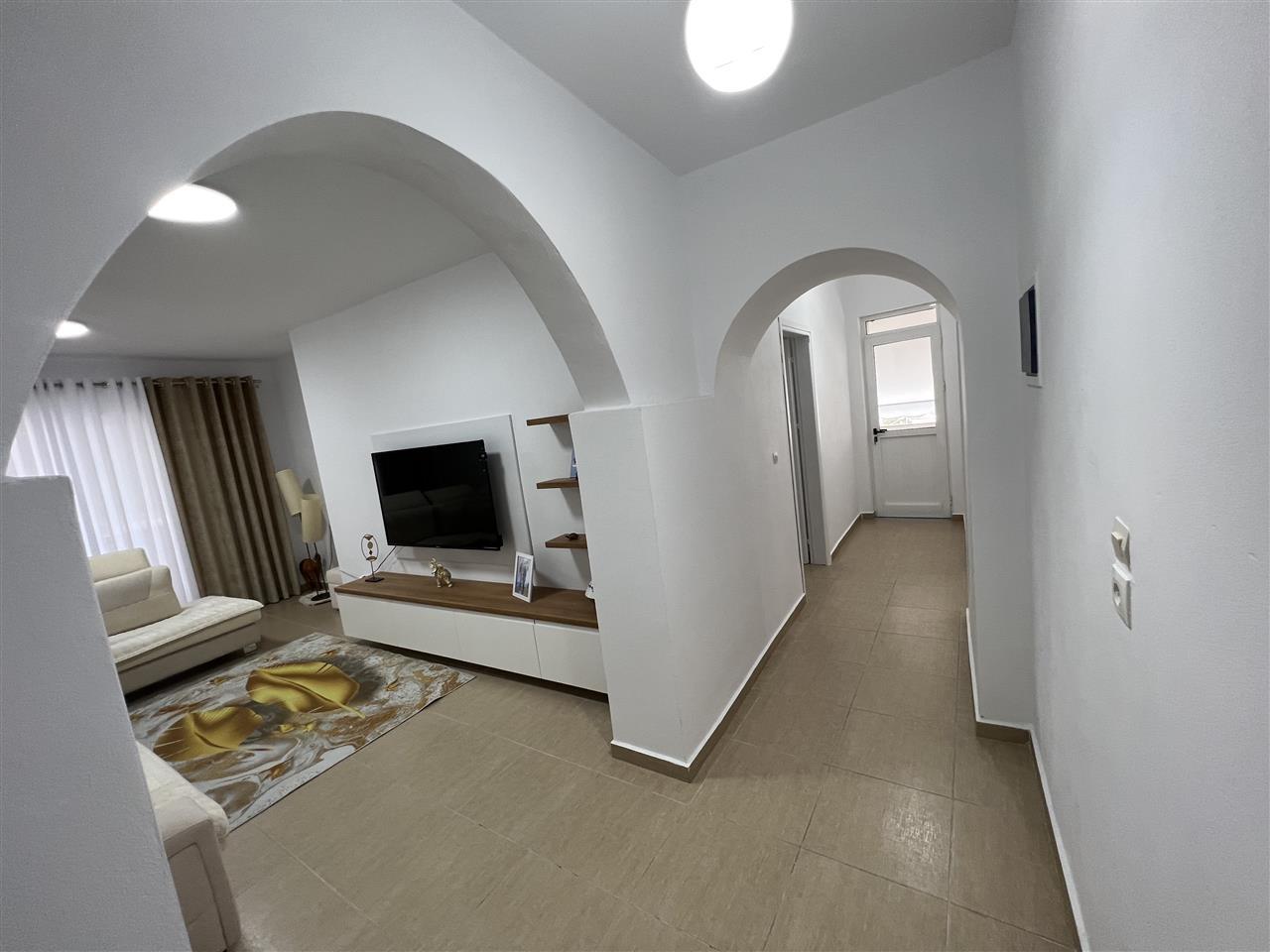 Shitet-> Apartament 3+1+2ne qender Sarande