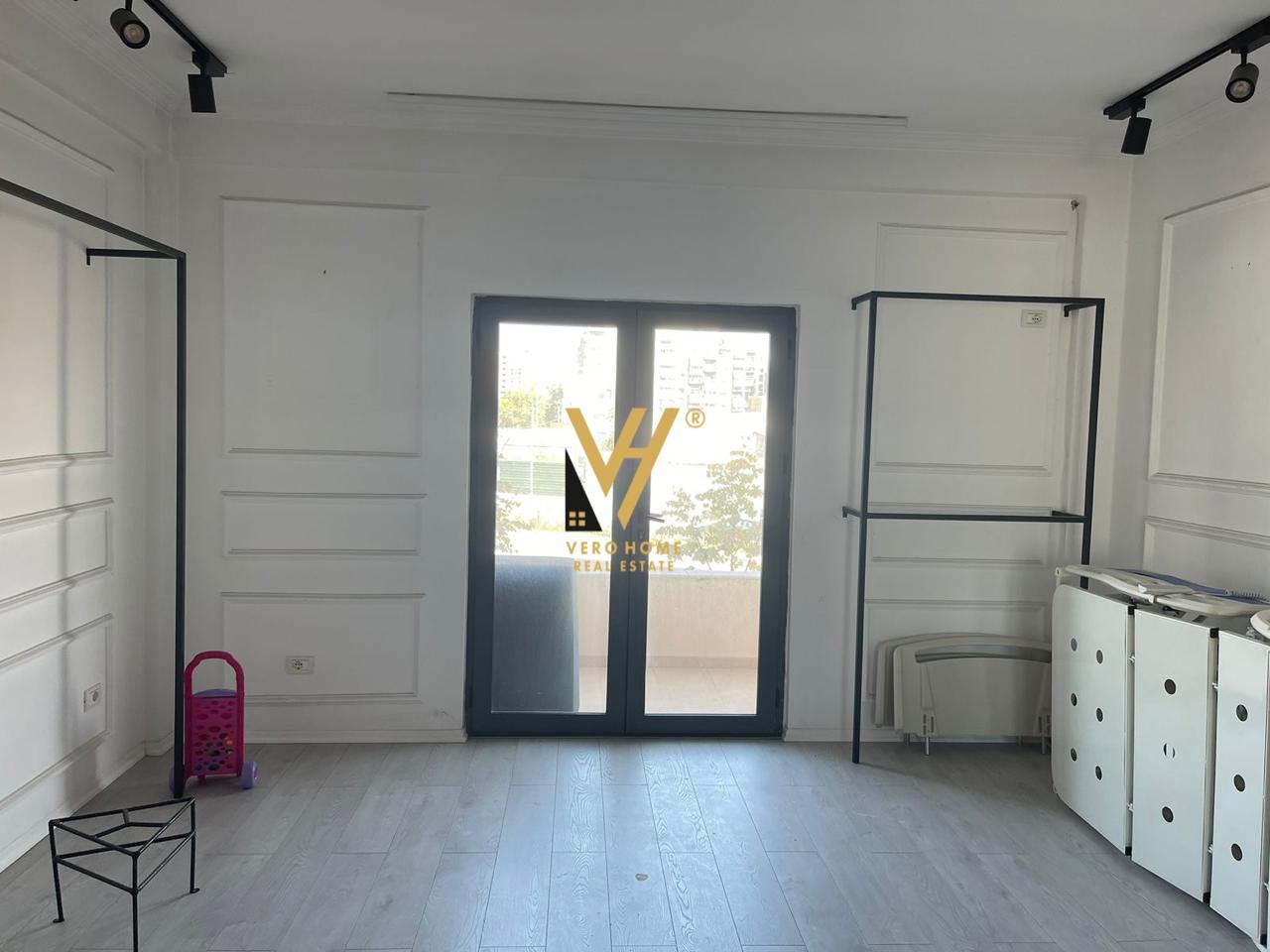 JEPET AMBIENT BIZNESI 210 M2 ME QERA TE UNAZA E RE