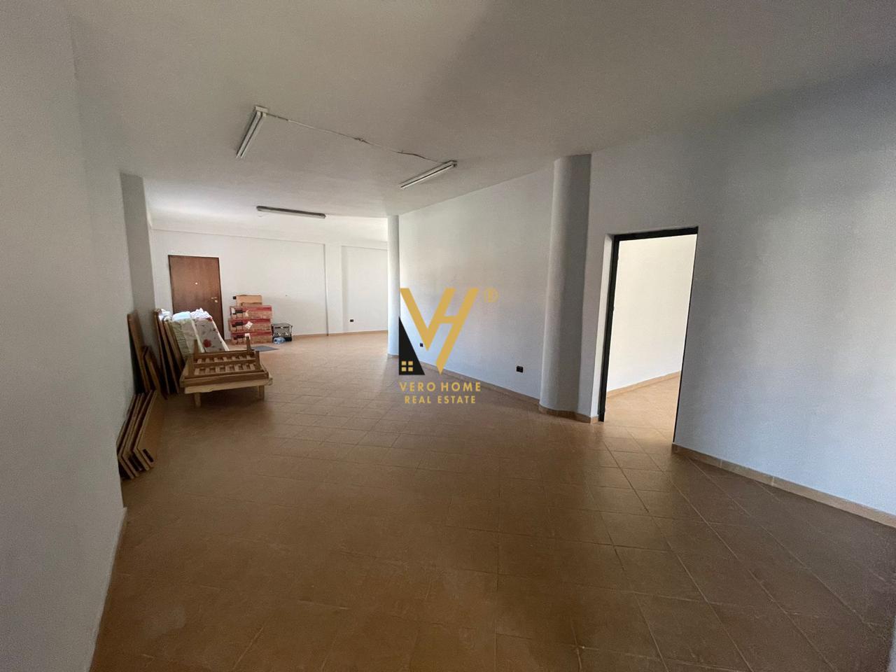 JEPET AMBIENT BIZNESI 210 M2 ME QERA TE UNAZA E RE