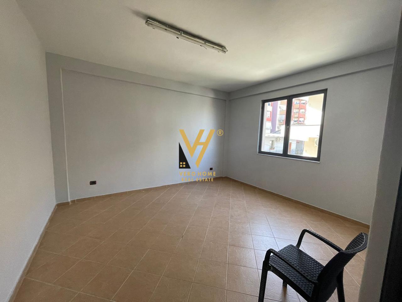 JEPET AMBIENT BIZNESI 210 M2 ME QERA TE UNAZA E RE