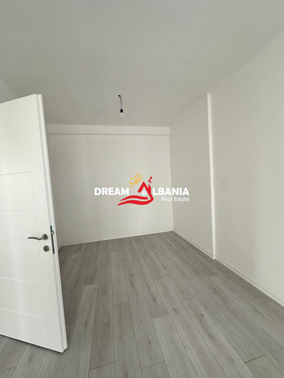 Ambjent per zyra me qera ne kompleksin Erli Porcel