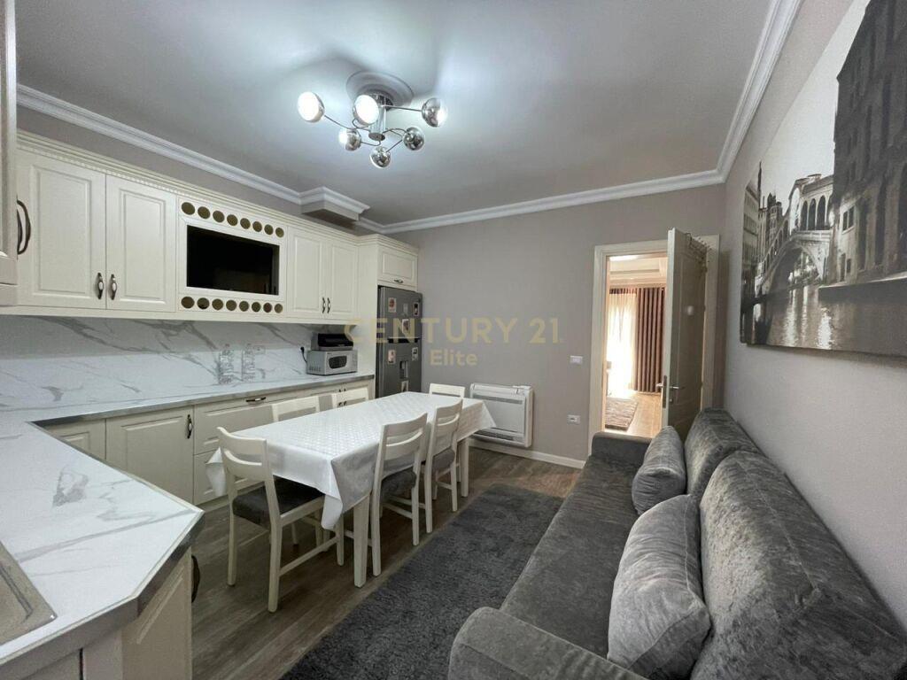 Jepet me qira apartament 2+1+2 600 € EL101363