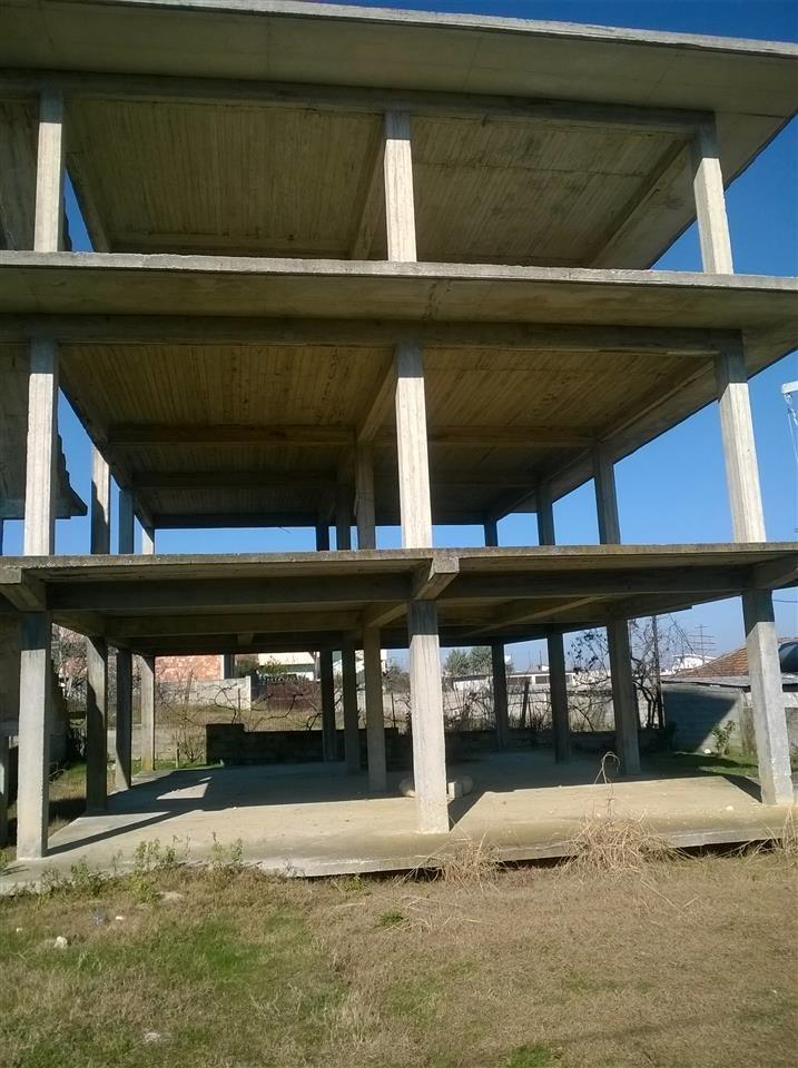 Shitet/Nderrohet Shtepi 3 kateshe ne Portez , Fier