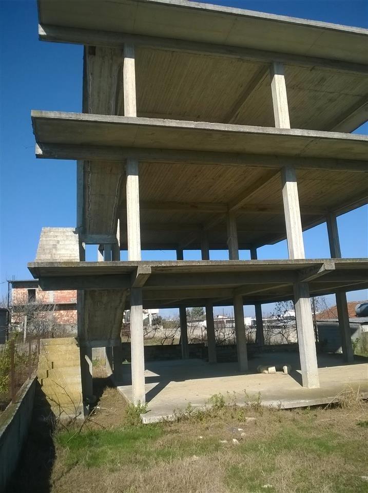 Shitet/Nderrohet Shtepi 3 kateshe ne Portez , Fier