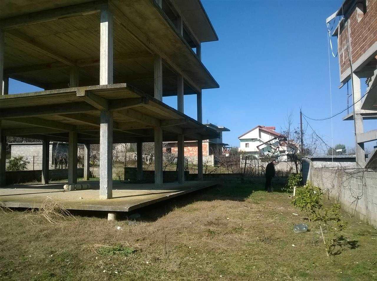 Shitet/Nderrohet Shtepi 3 kateshe ne Portez , Fier