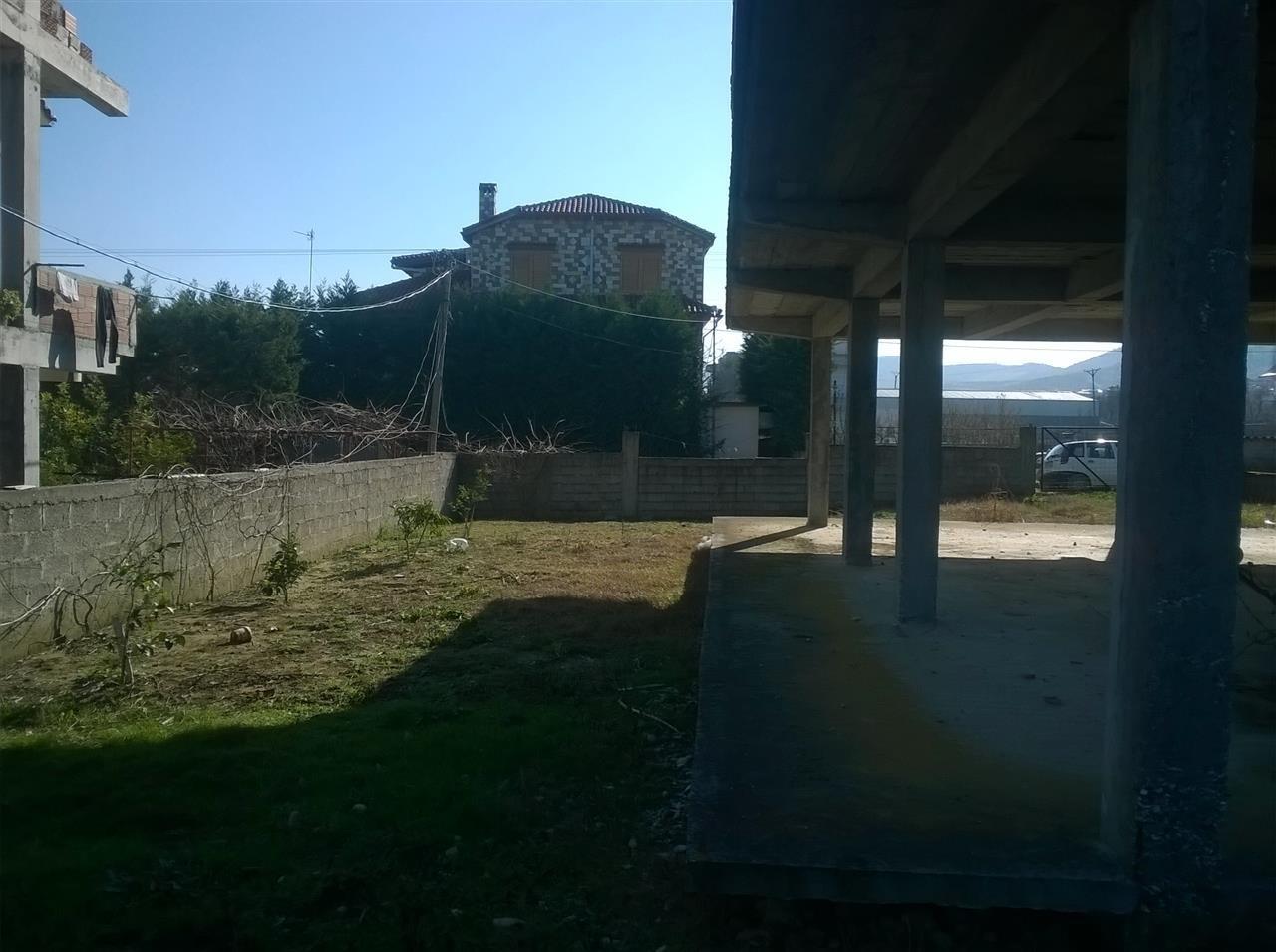 Shitet/Nderrohet Shtepi 3 kateshe ne Portez , Fier