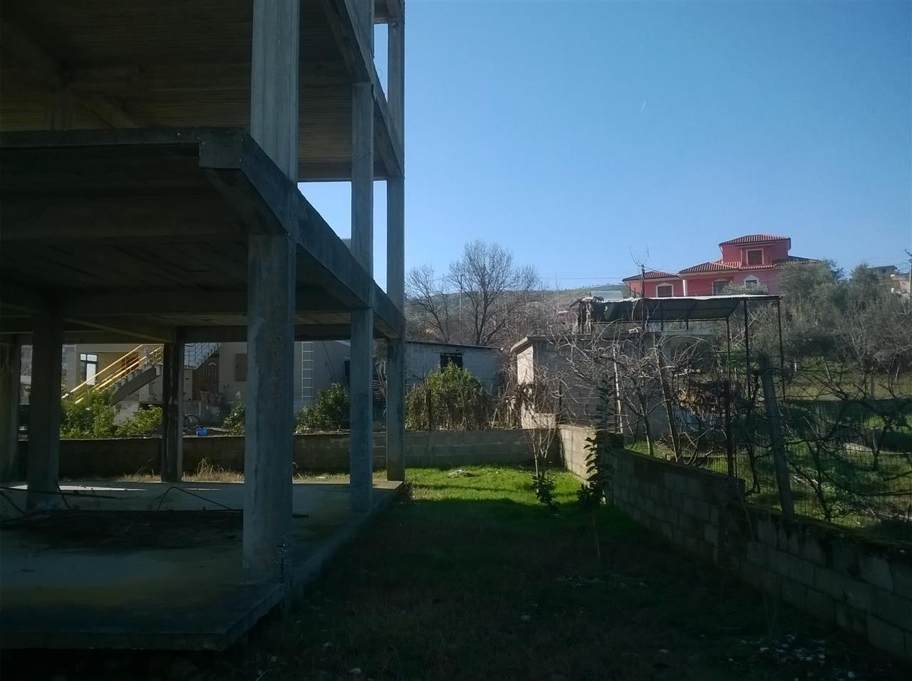 Shitet/Nderrohet Shtepi 3 kateshe ne Portez , Fier