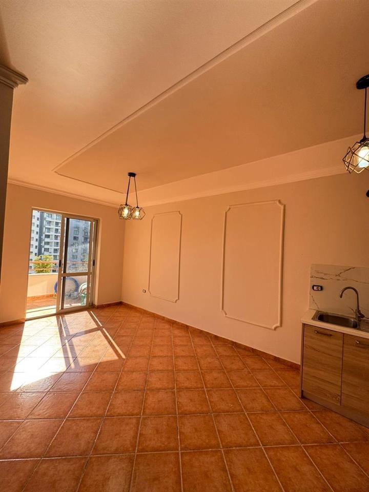 Shitet apartament 1+1 pamje deti shkembi kavajes