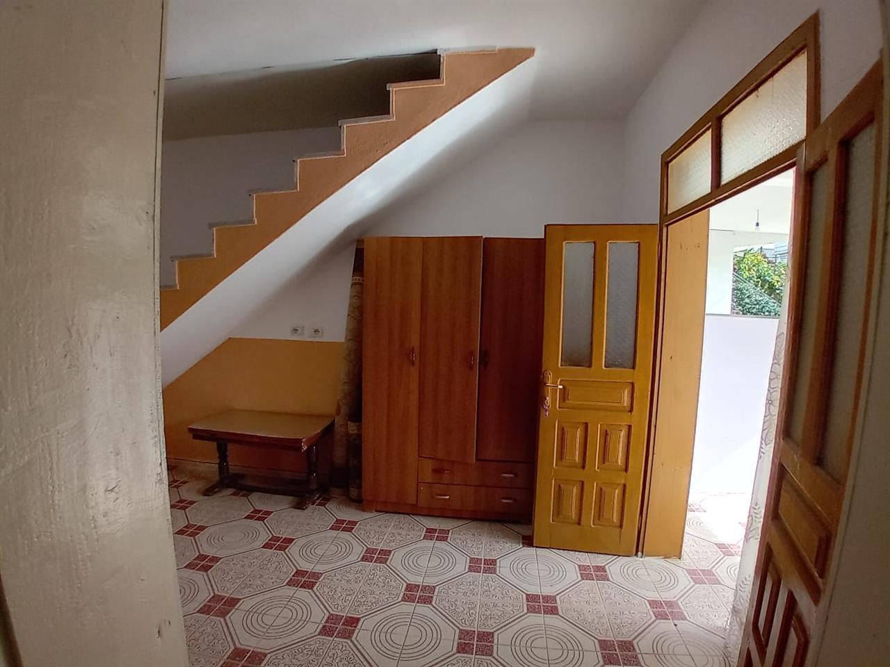 Jepet 1+1 me qera tek rruga “5 Maji” prane Concord Center!!