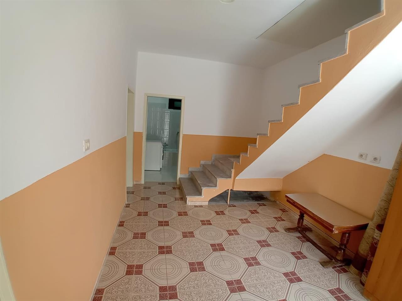 Jepet 1+1 me qera tek rruga “5 Maji” prane Concord Center!!