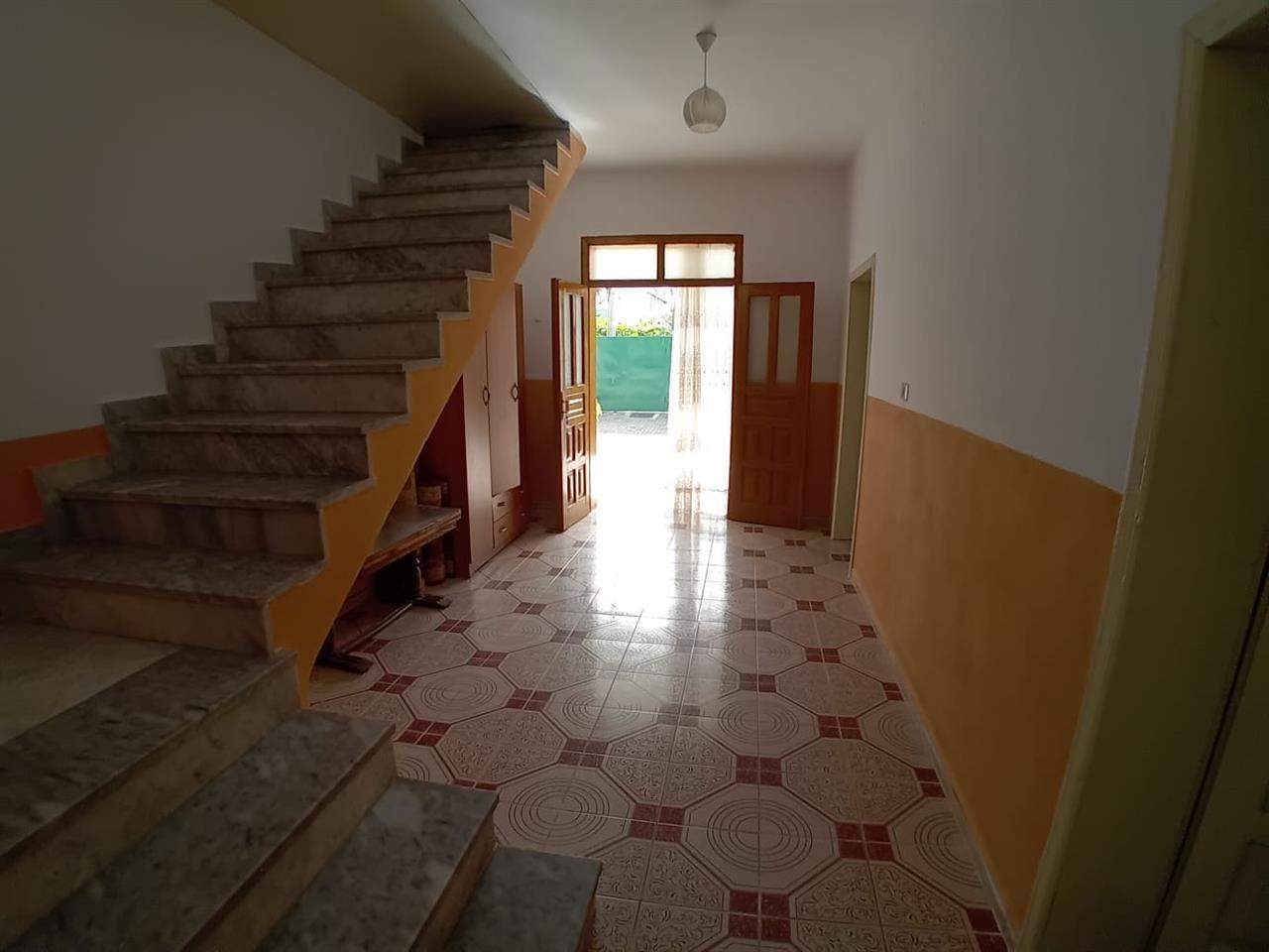 Jepet 1+1 me qera tek rruga “5 Maji” prane Concord Center!!