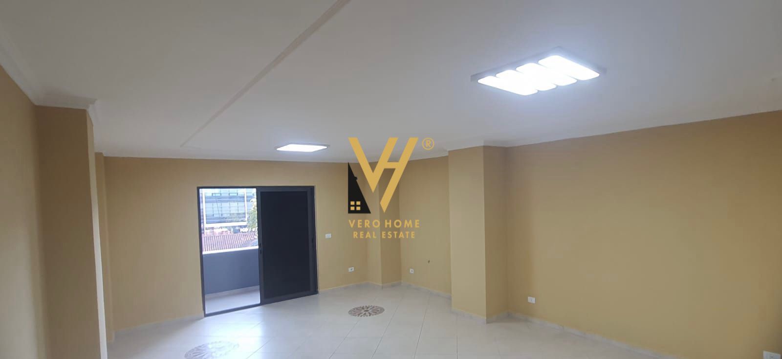 ZYRE 160 M2 ME QERA NE QENDER 1.600 EURO