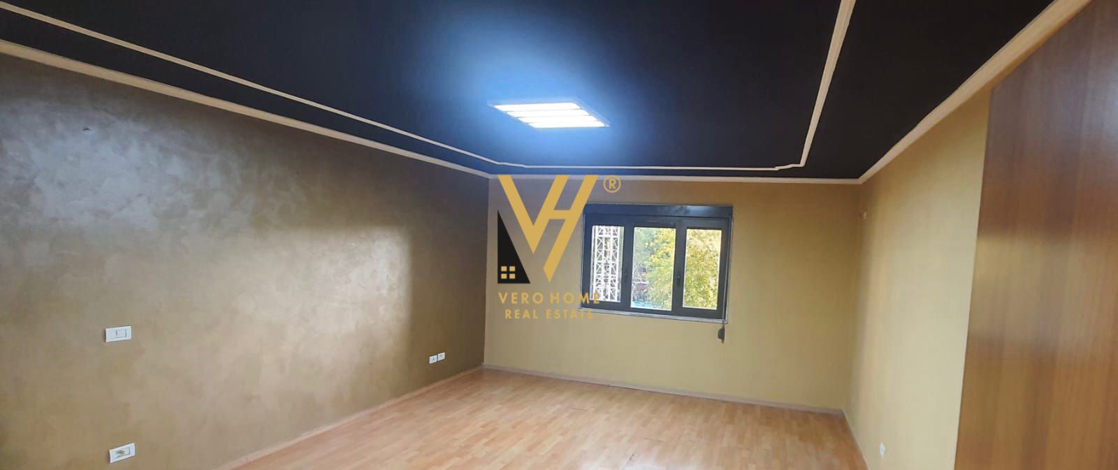 ZYRE 160 M2 ME QERA NE QENDER 1.600 EURO