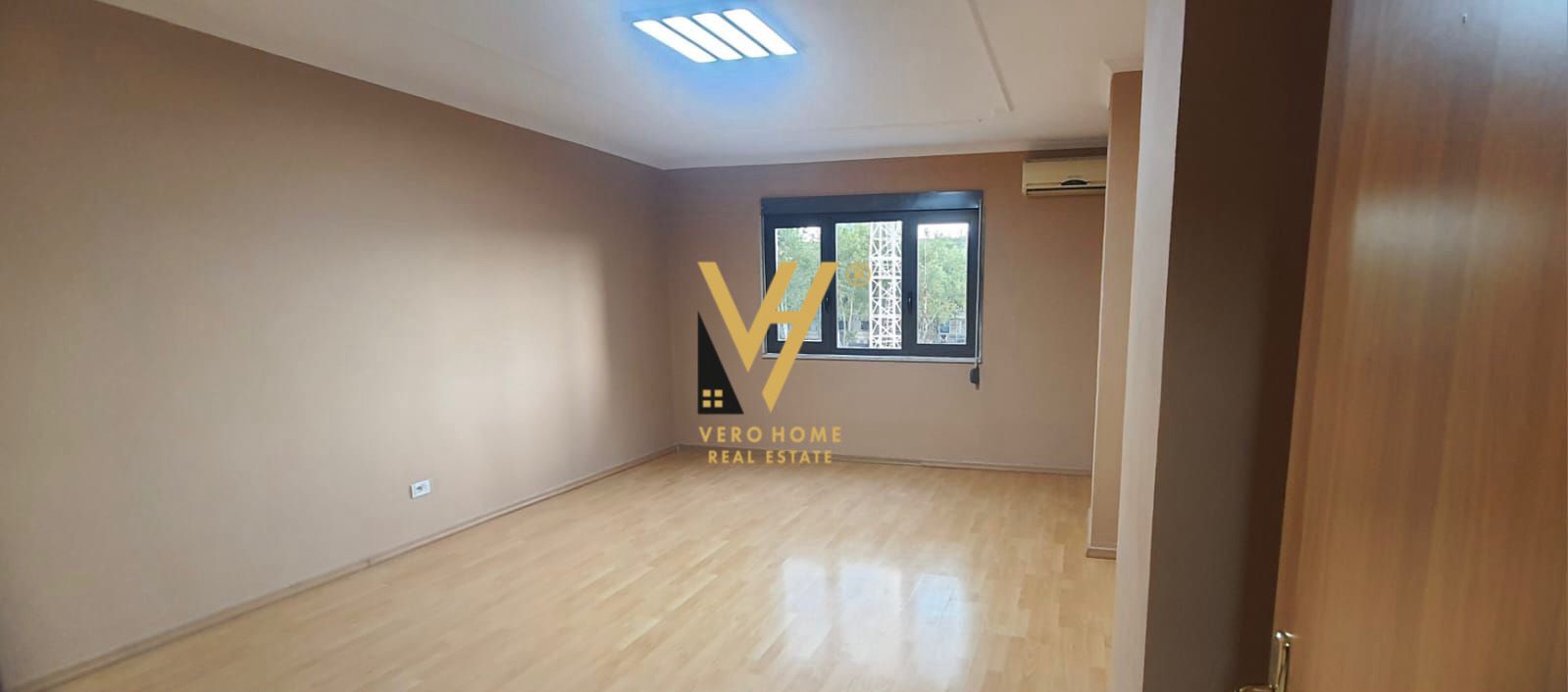 ZYRE 160 M2 ME QERA NE QENDER 1.600 EURO