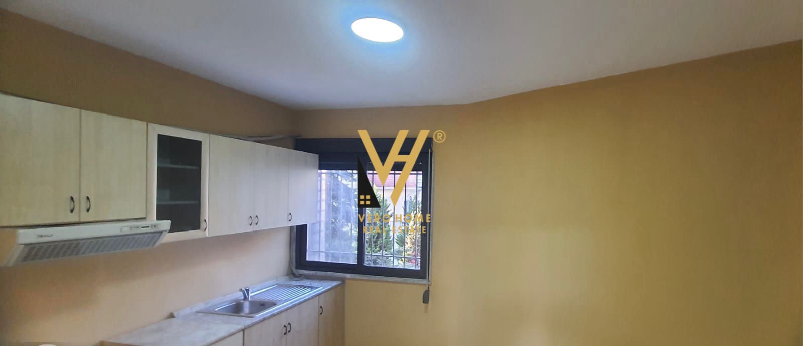 ZYRE 160 M2 ME QERA NE QENDER 1.600 EURO