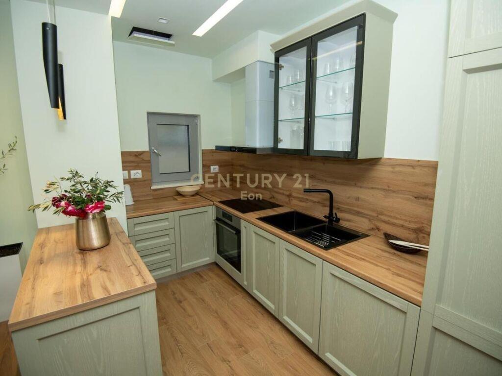 JEPET ME QERA APARTAMEN 2+1 ME POST PARKIMI !