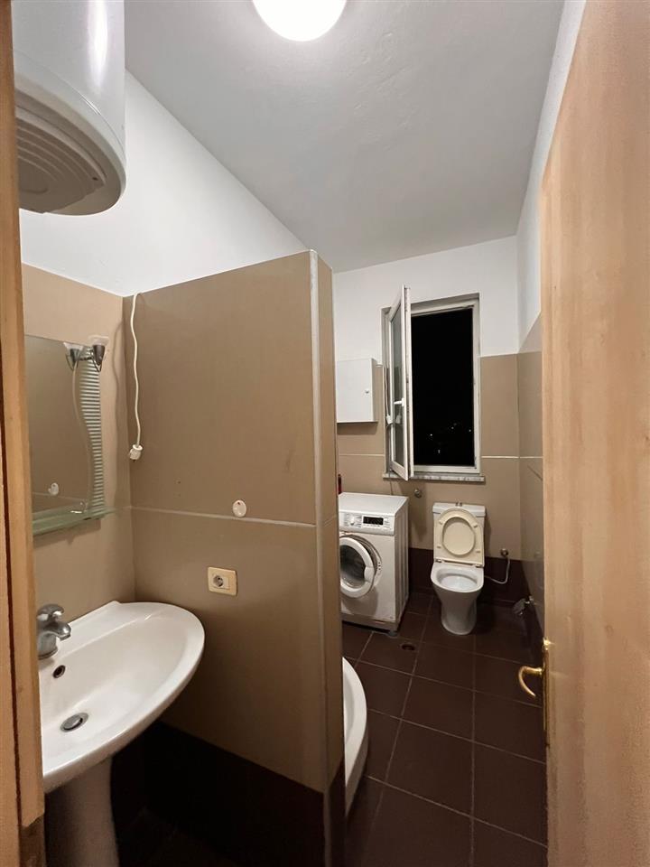 Jepet me qera apartament 2+1 ne zonen e Freskut!