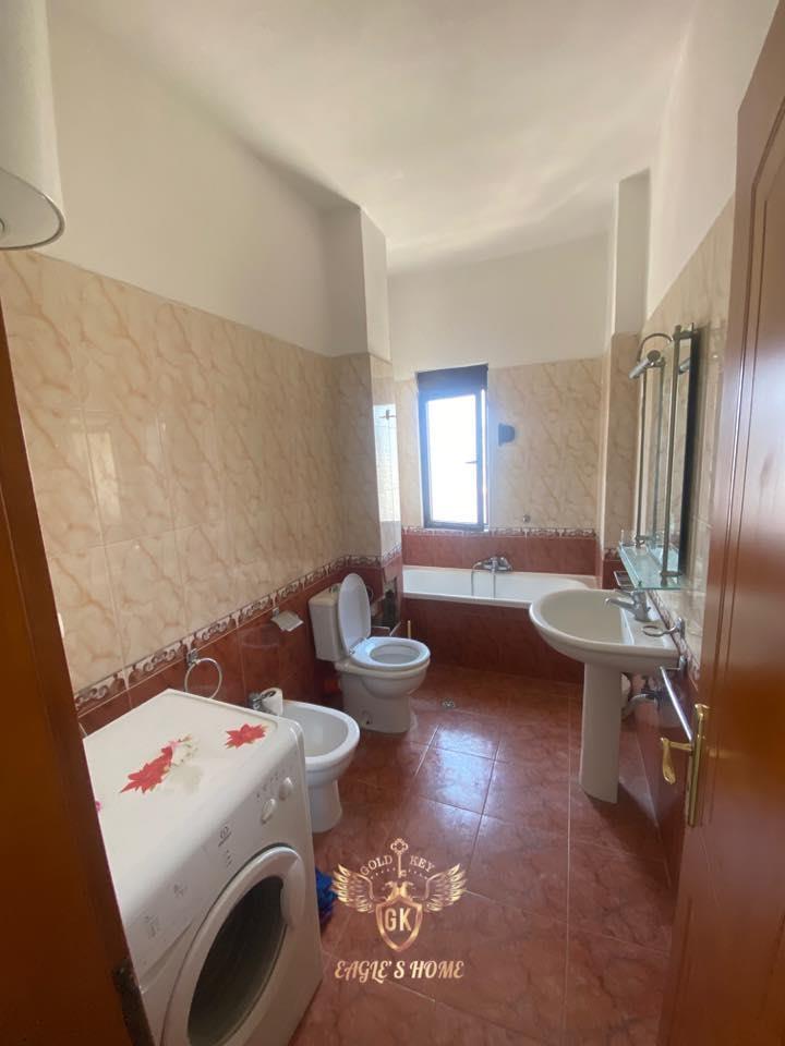 SHITUR/ PER PRONA TE NGJASHME CEL 0692039456