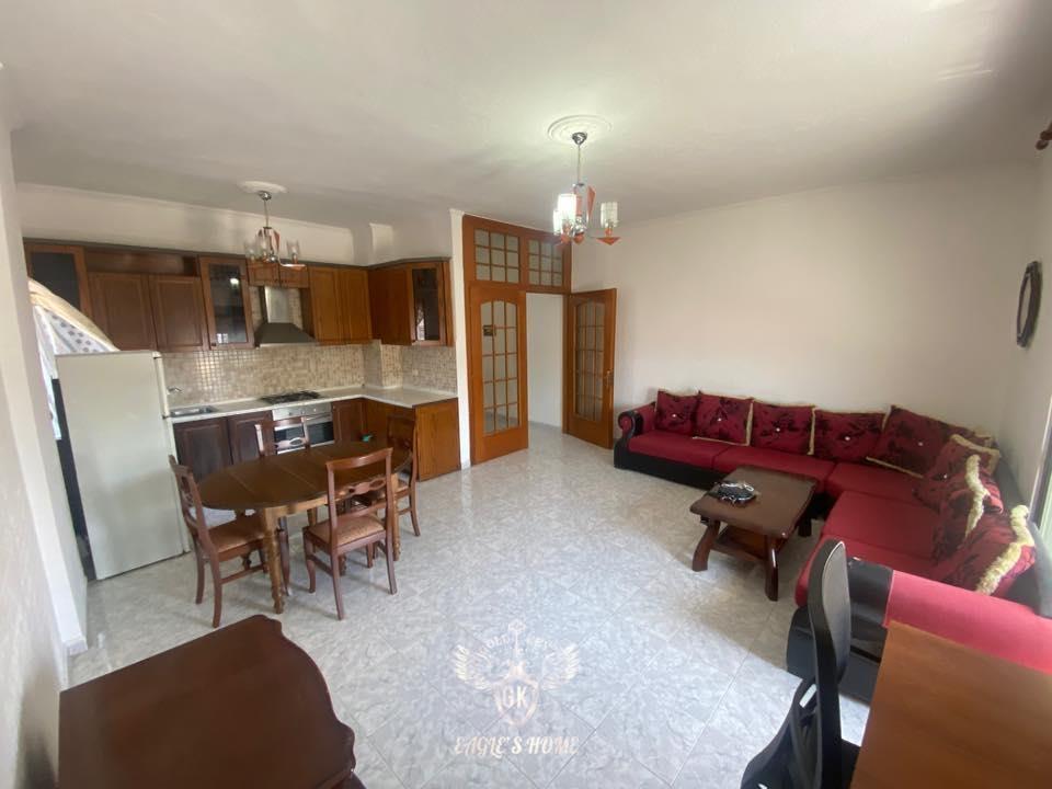 SHITUR/ PER PRONA TE NGJASHME CEL 0692039456