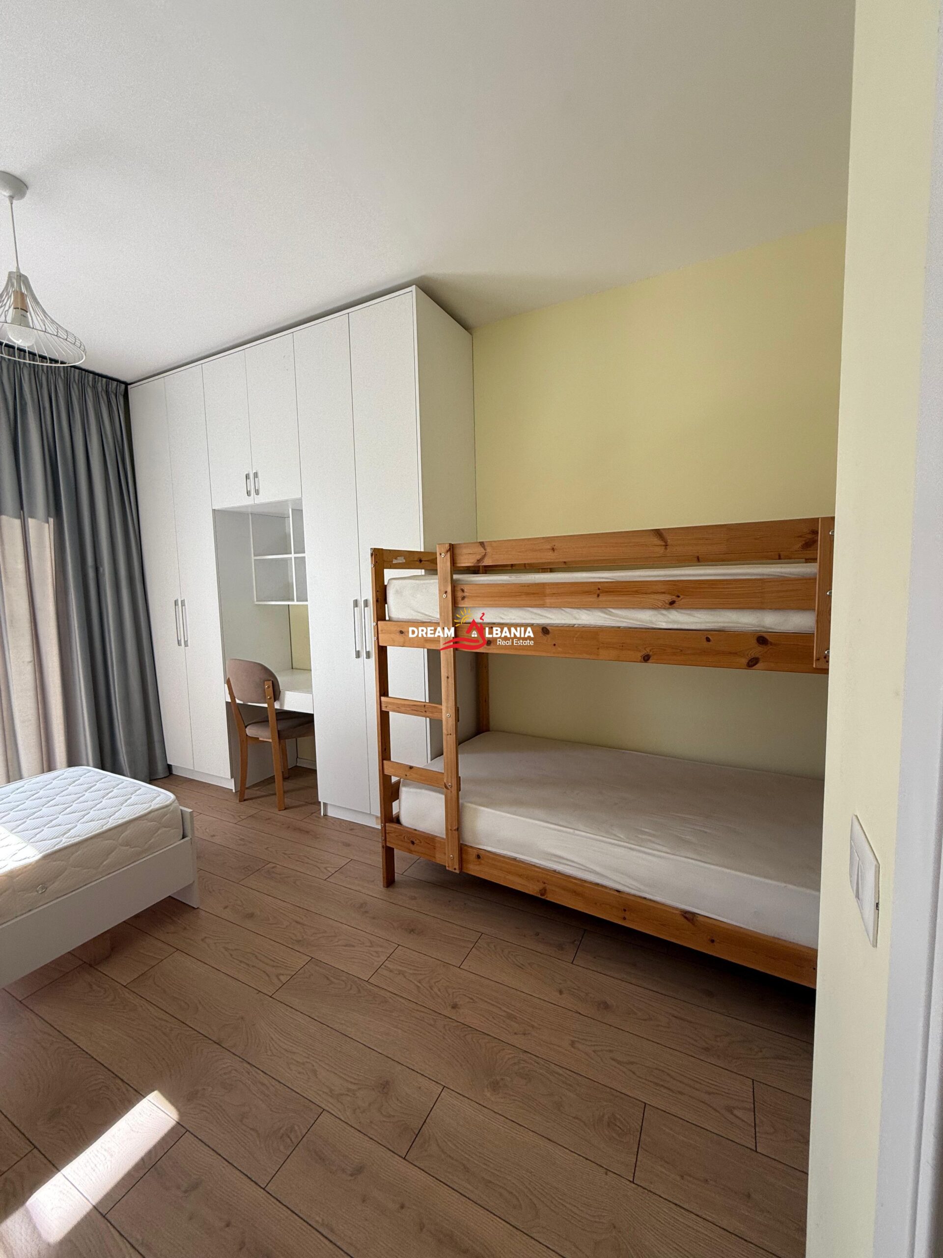 Jepet me qera apartament 2+1+2 ne rrugen Naim Fras