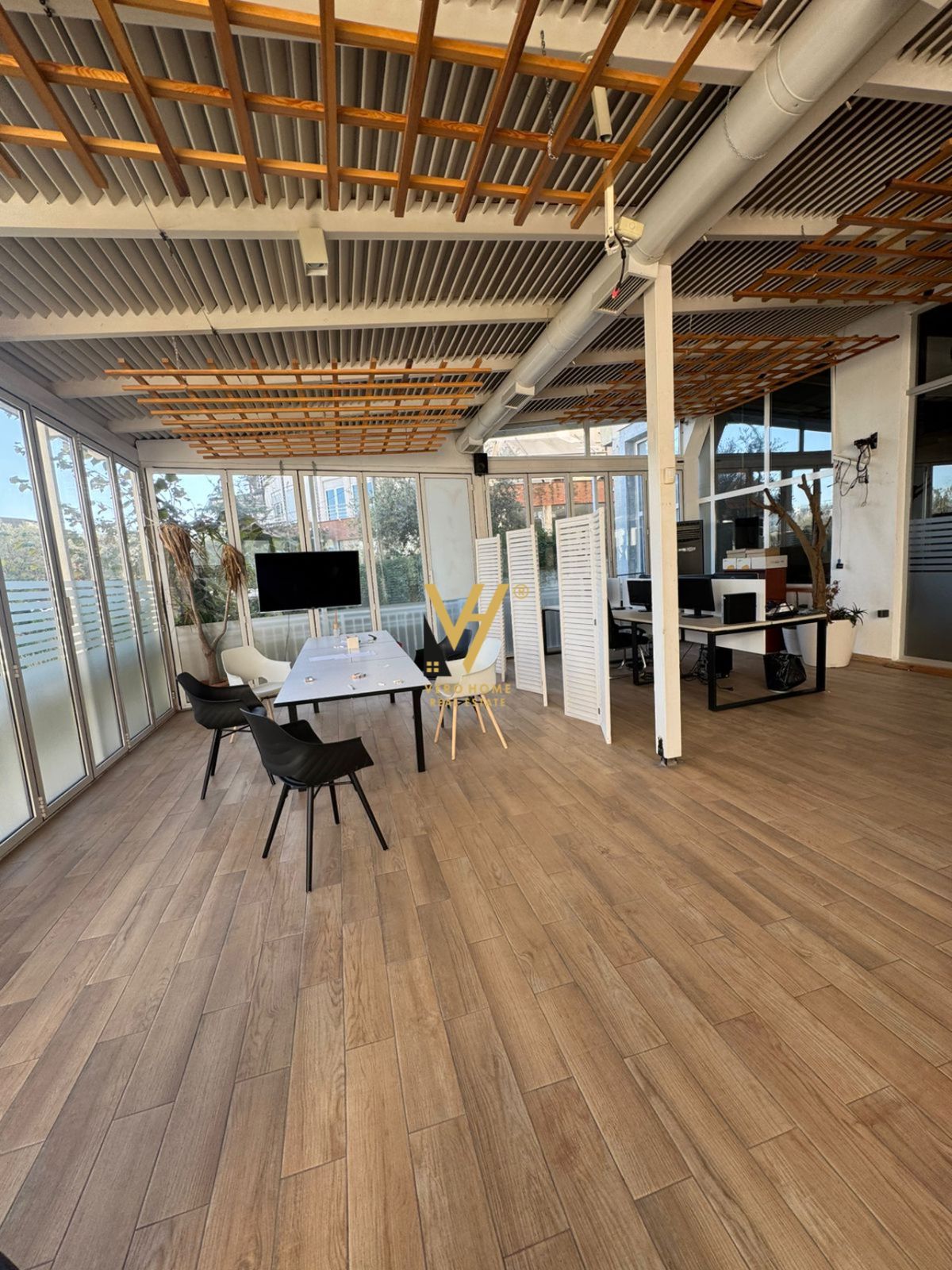 ZYRE 250 M2 ME QERA TE KODRA E DIELLIT 1.000 EURO