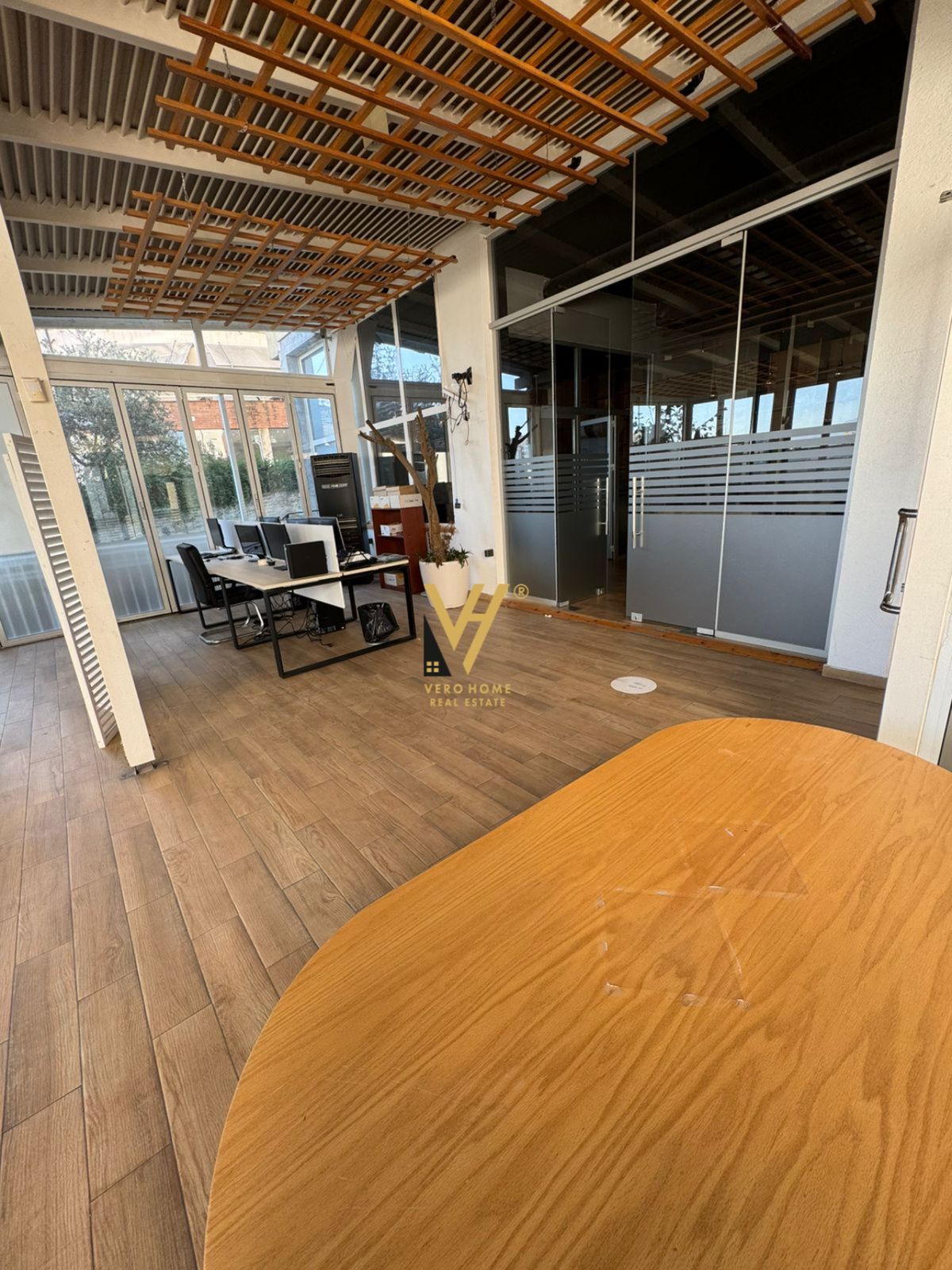 ZYRE 250 M2 ME QERA TE KODRA E DIELLIT 1.000 EURO