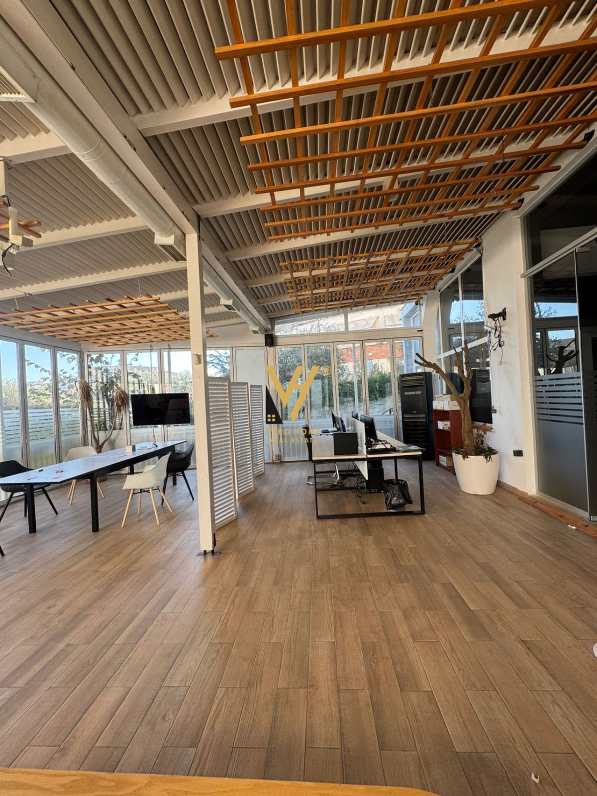 ZYRE 250 M2 ME QERA TE KODRA E DIELLIT 1.000 EURO