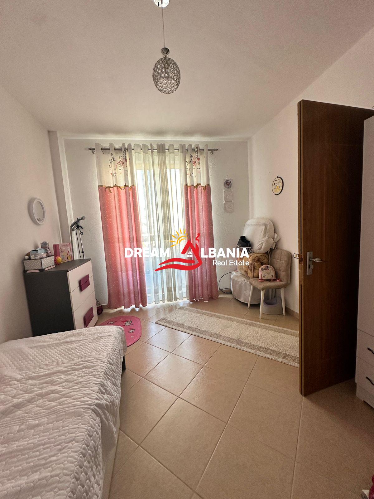 Shitet apartament 2+1 prane restorant Freskut