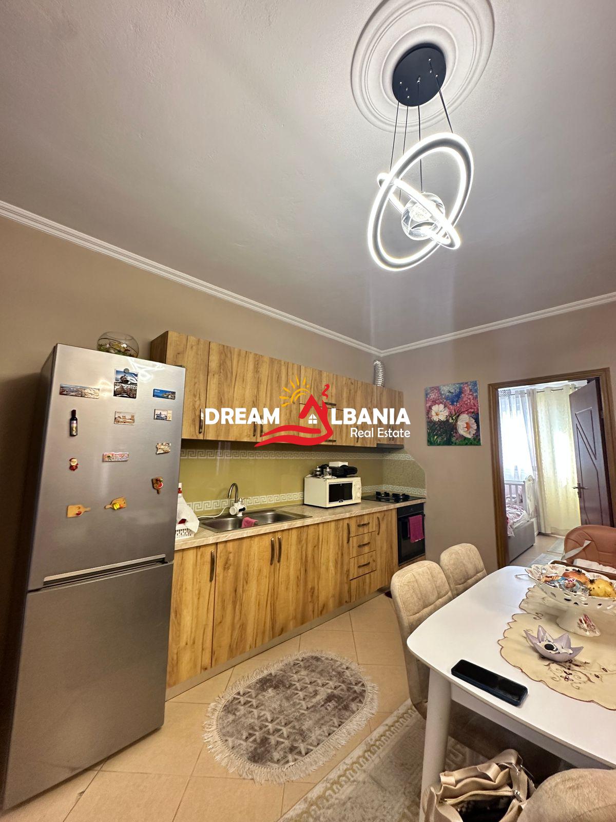 Shitet apartament 2+1 prane restorant Freskut