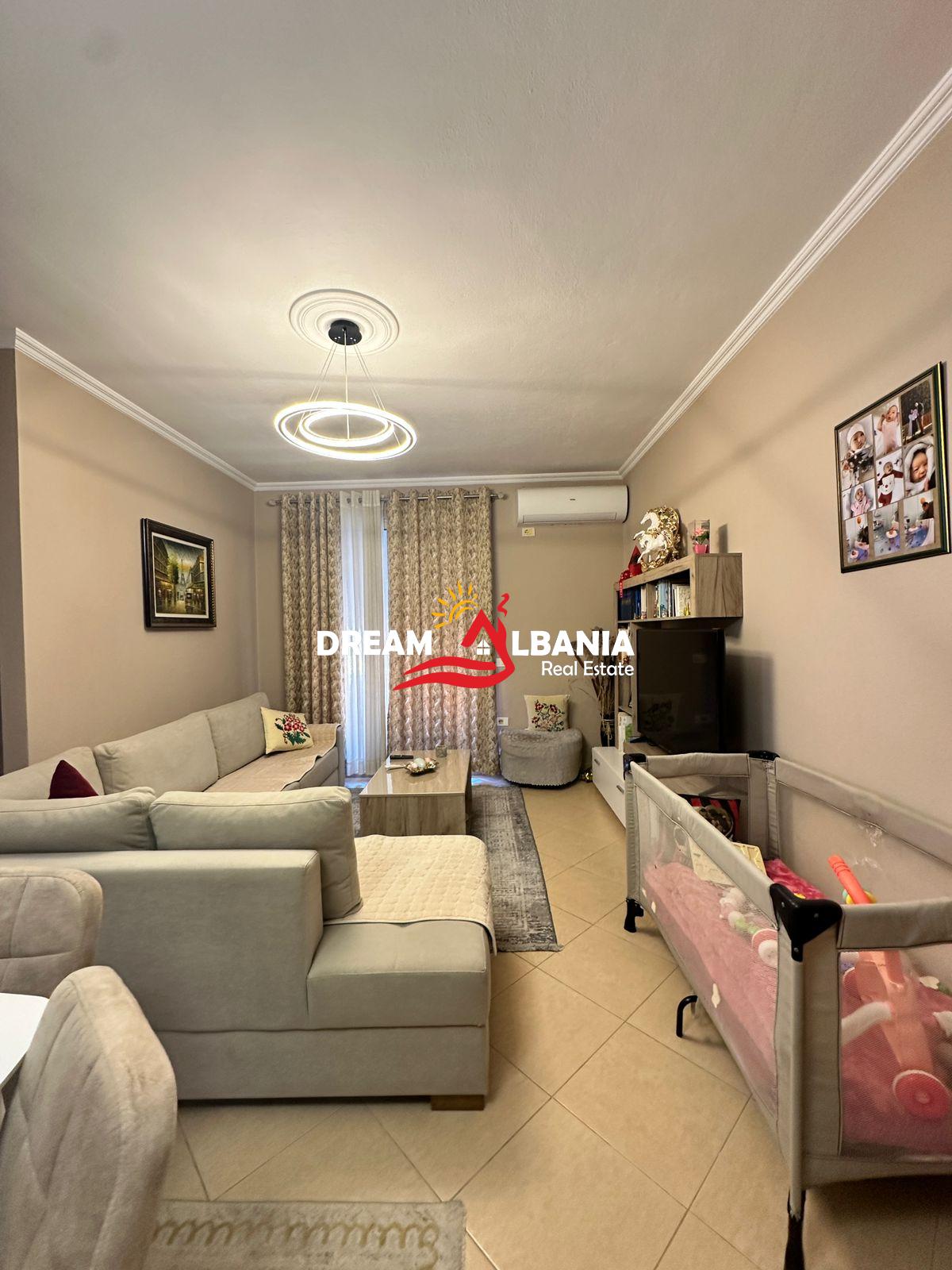 Shitet apartament 2+1 prane restorant Freskut