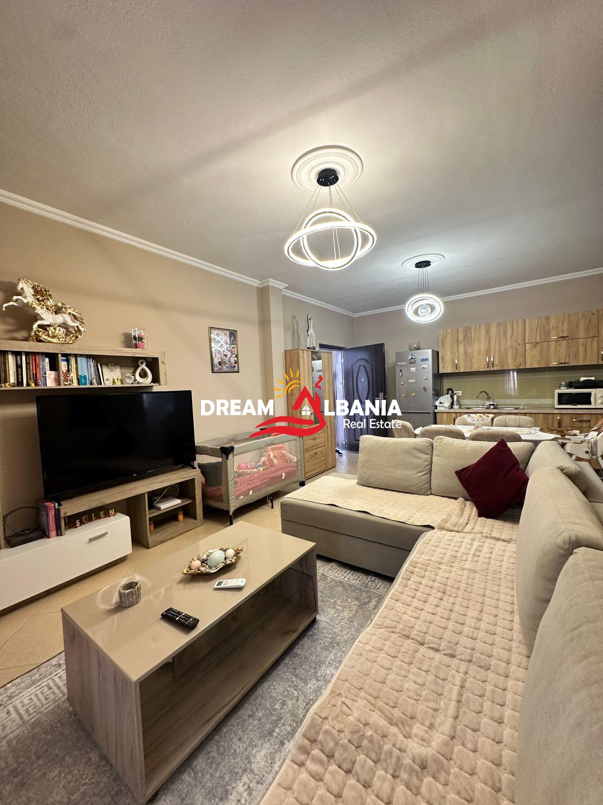 Shitet apartament 2+1 prane restorant Freskut