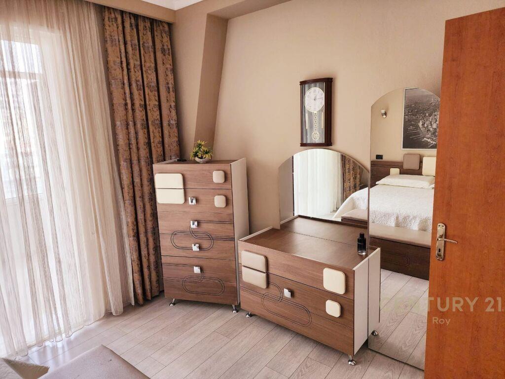 Jepet me Qira Super Apartament me pamje deti 2+1+2 me post p