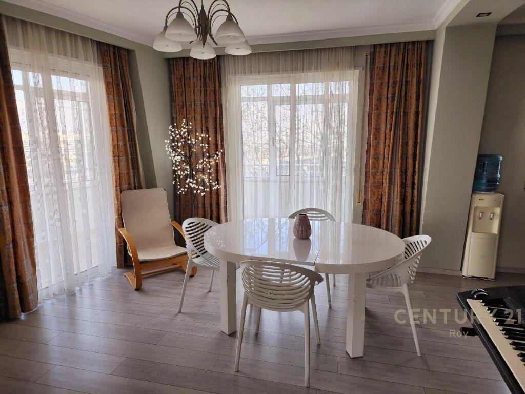 Jepet me Qira Super Apartament me pamje deti 2+1+2 me post p
