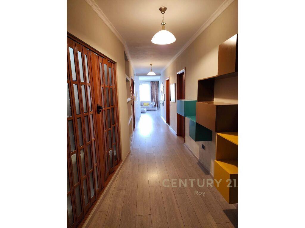 Jepet me Qira Super Apartament me pamje deti 2+1+2 me post p