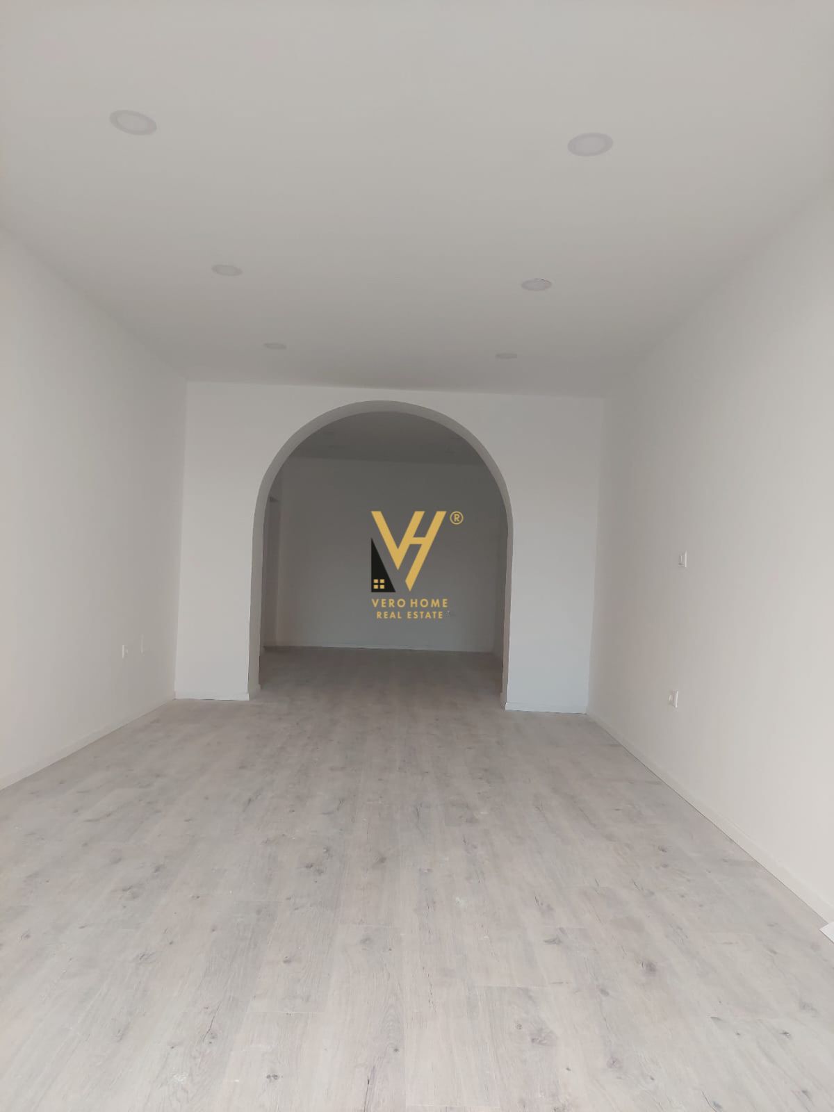 DYQAN 48 M2 ME QERA TE STADIUMI DINAMO 650 EURO