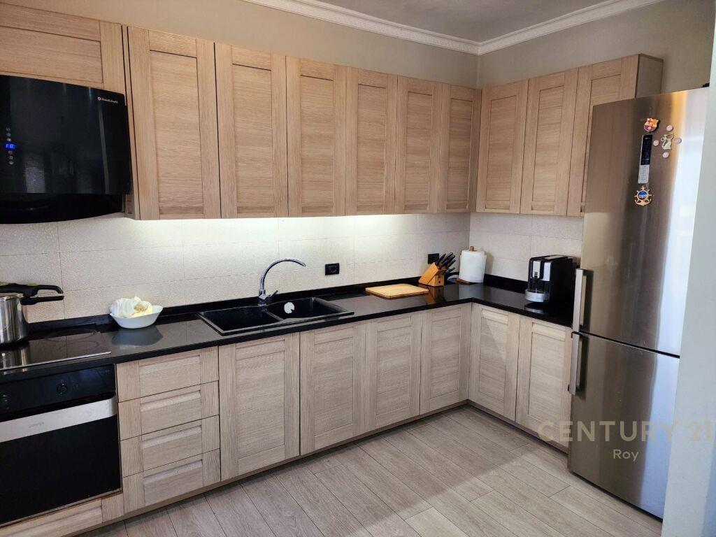 Jepet me Qira Super Apartament me pamje deti 2+1+2 me post p