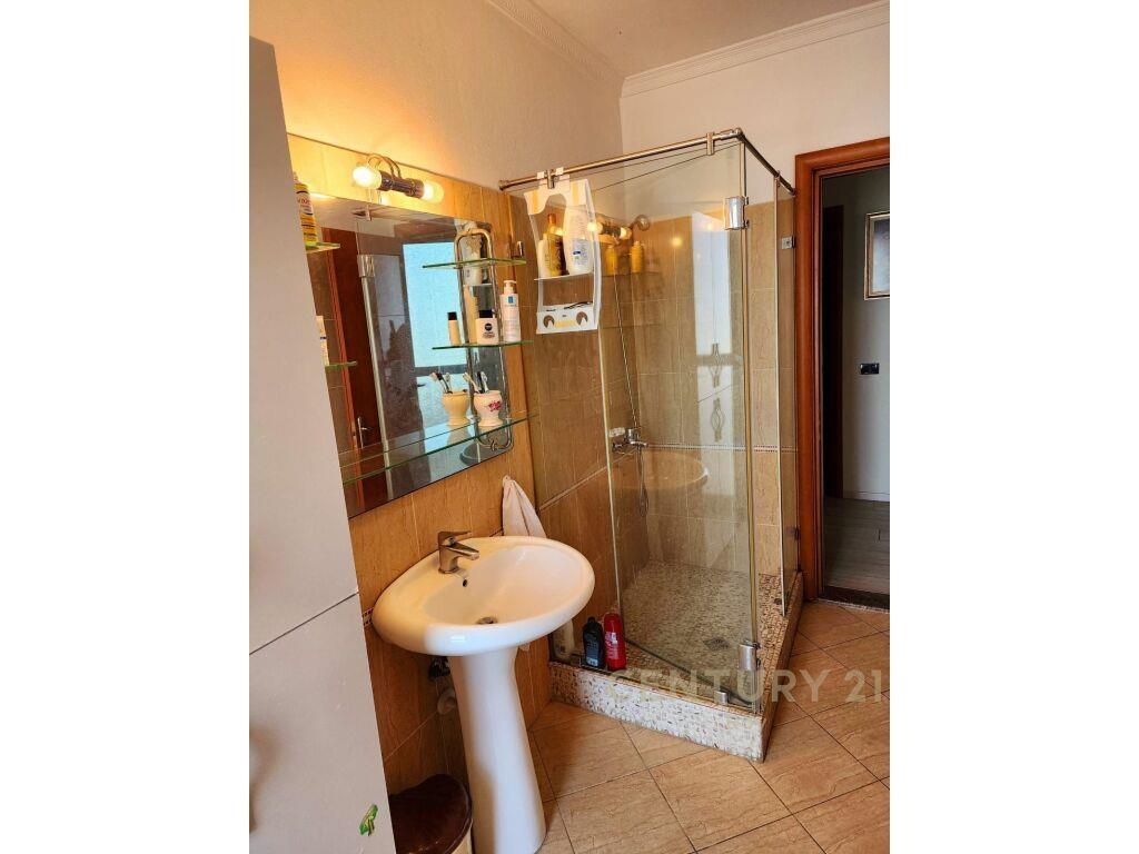 Jepet me Qira Super Apartament me pamje deti 2+1+2 me post p