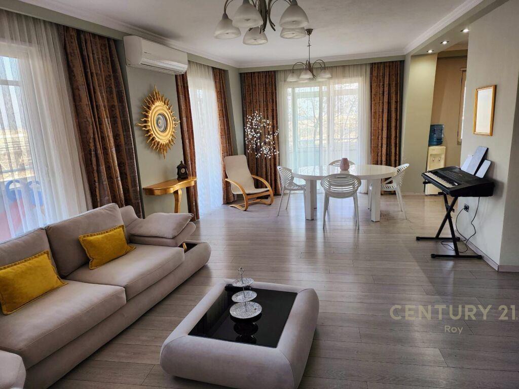 Jepet me Qira Super Apartament me pamje deti 2+1+2 me post p