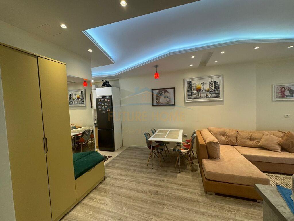 Qera, Apartament 1+1+ Post Parkimi ,Komuna e Parisit ,Tiranë