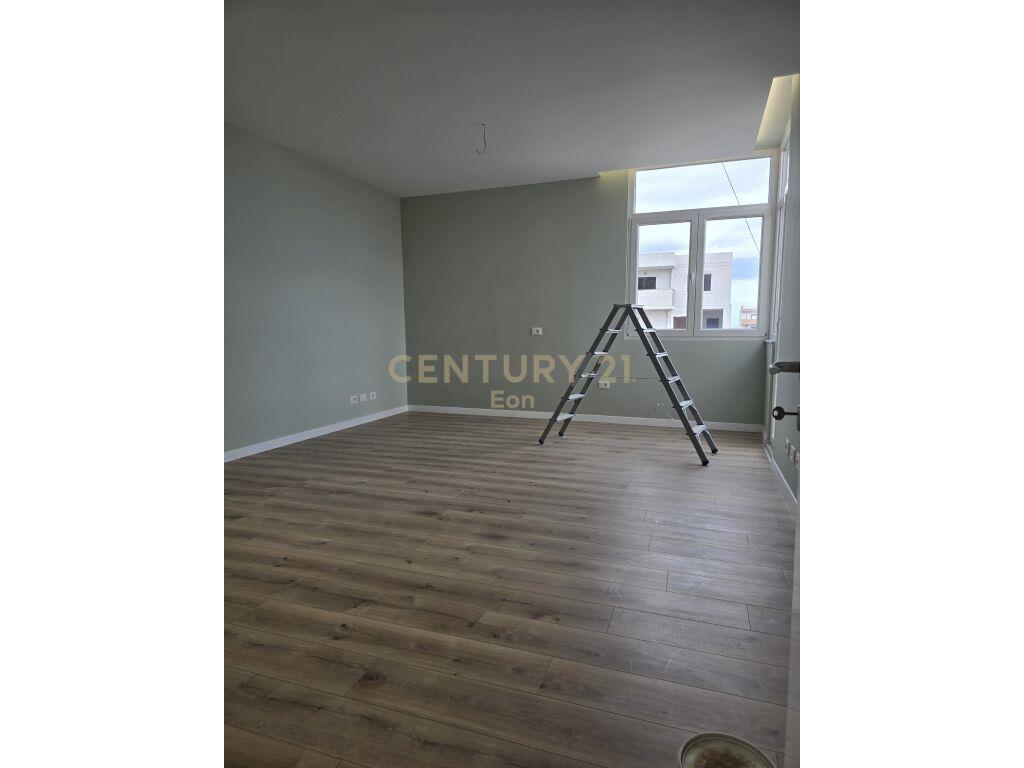 SHITET APARTAMENT 2+1 ME VERAND NE DURRES!