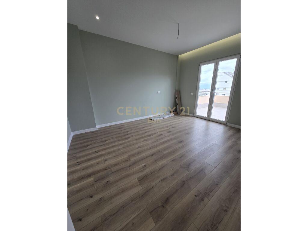 SHITET APARTAMENT 2+1 ME VERAND NE DURRES!