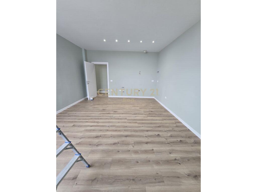 SHITET APARTAMENT 2+1 ME VERAND NE DURRES!