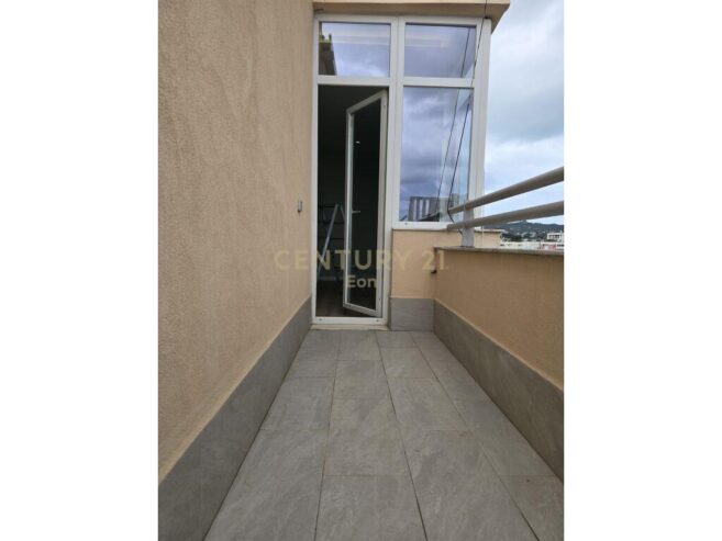 SHITET APARTAMENT 2+1 ME VERAND NE DURRES!